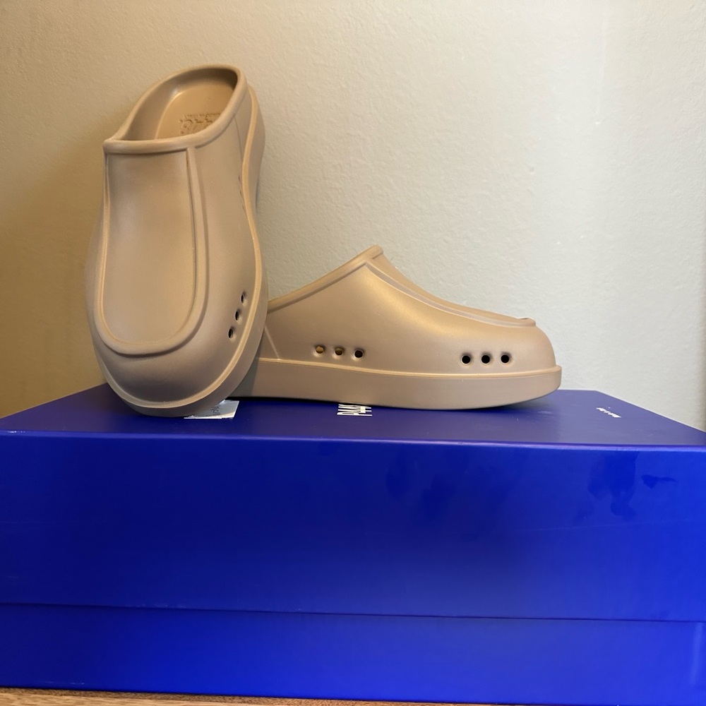 P448 New in Box FLO Apron Toe Mules size 38/39 8 8.5